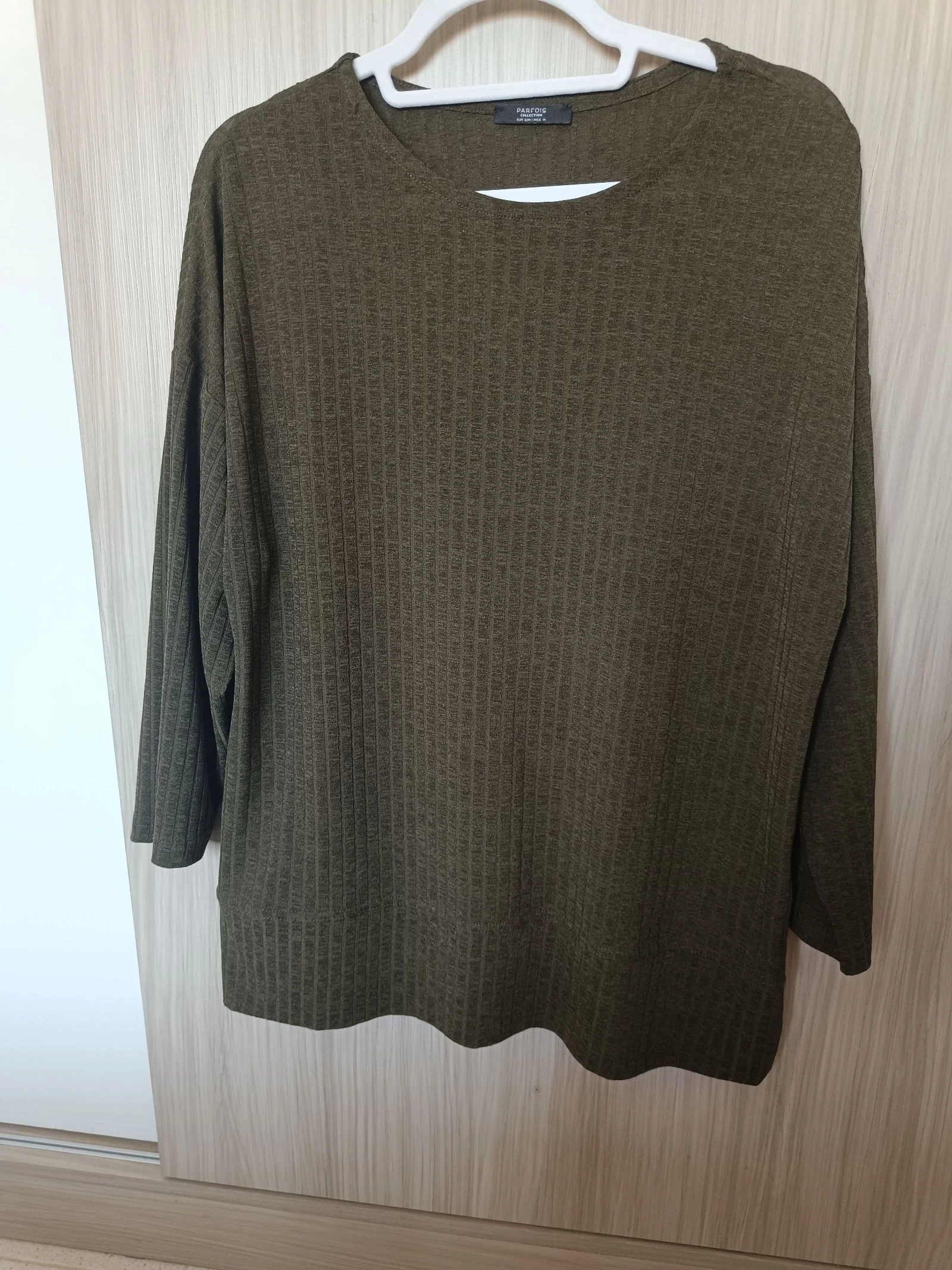 Camiseta / Jersey fino acanalado verde caqui Parfois T. S/M
